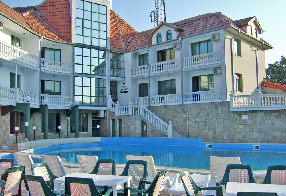 Самият хотел погледнат от дворчето прд басейна